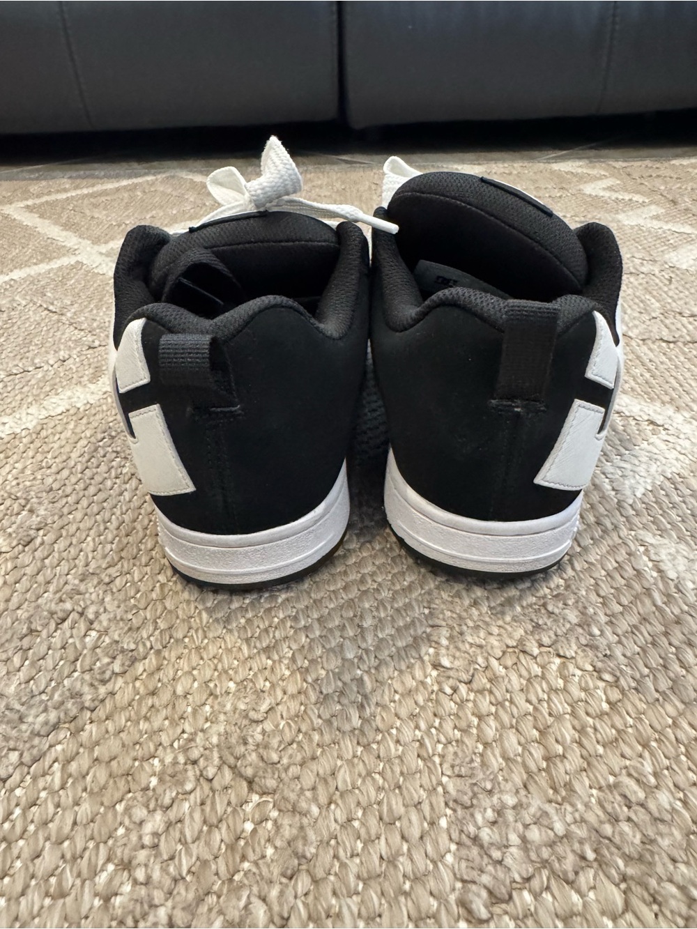DC Court Graffik Skate Shoes Black White Men’s 7 Women’s 8.5 NWOT - Picture 4 of 5